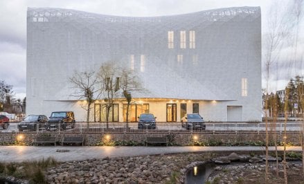 Obiekt projektu FAAB Architektura stoi na pięciohektarowej działce w Sopocie, w odległości 400 metró