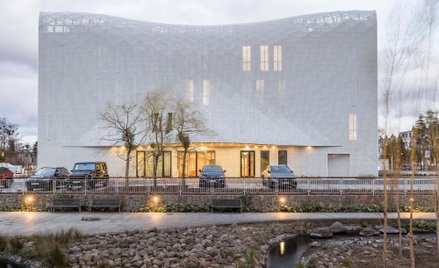 Obiekt projektu FAAB Architektura stoi na pięciohektarowej działce w Sopocie, w odległości 400 metró