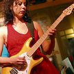 Dziewczyna z jazzową gitarą