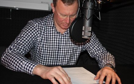 Redaktor naczelny "Rzeczpospolitej" Bogusław Chrabota podczas nagrywania słuchowiska w Studiu ON