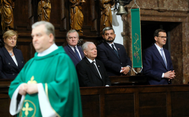 Politycy PiS podczas mszy w intencji ofiar katastrofy smoleńskiej w bazylice archikatedralnej pw. św
