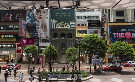 Russell Street w dzielnicy Causeway Bay w Hongkongu