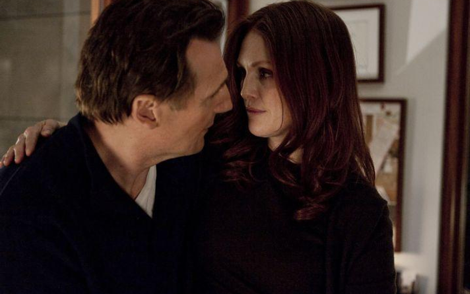 Catherine (Julianne Moore) nie przestaje podejrzewać męża Stewarta (Liam Neeson) o zdradę