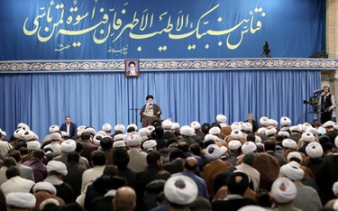 Najwyższy przywódca Ali Chamenei na niedzielnym spotkaniu z duchownymi bronił podwyżek cen benzyny i