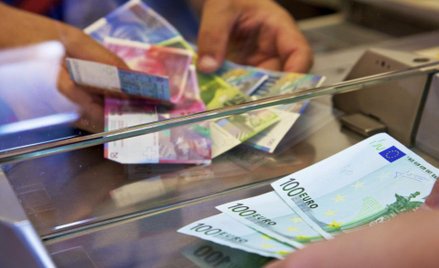 Obrona kursu franka coraz trudniejsza