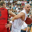 Gortat mija Christophe’a Beghina. 29 punktów to rekord kariery polskiego środkowego, który na półmet