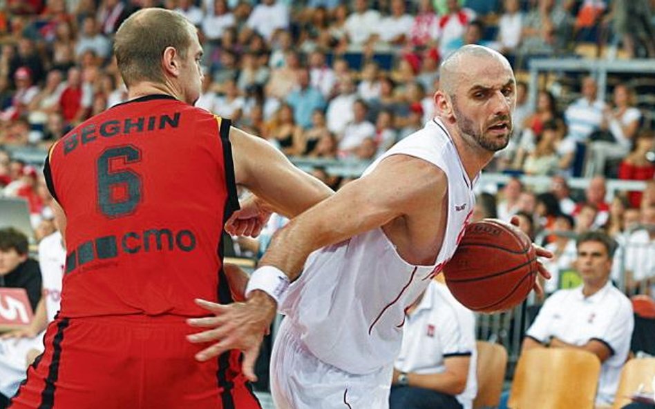 Gortat mija Christophe’a Beghina. 29 punktów to rekord kariery polskiego środkowego, który na półmet