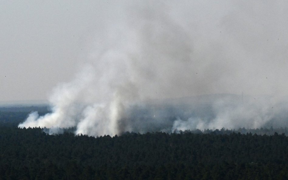 Pożar i eksplozje na przedmieściach Berlina. W tym miejscu służby detonują ładunki wybuchowe