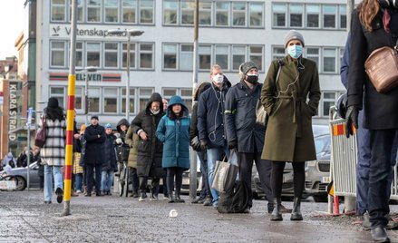 Kolejka do punktu szczepień na stacji Stockholm City Terminal w Sztokholmie,   13 stycznia 2022