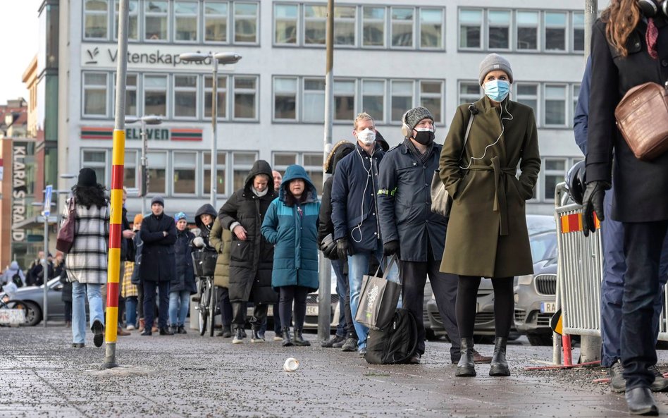 Kolejka do punktu szczepień na stacji Stockholm City Terminal w Sztokholmie,   13 stycznia 2022