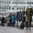 Kolejka do punktu szczepień na stacji Stockholm City Terminal w Sztokholmie,   13 stycznia 2022