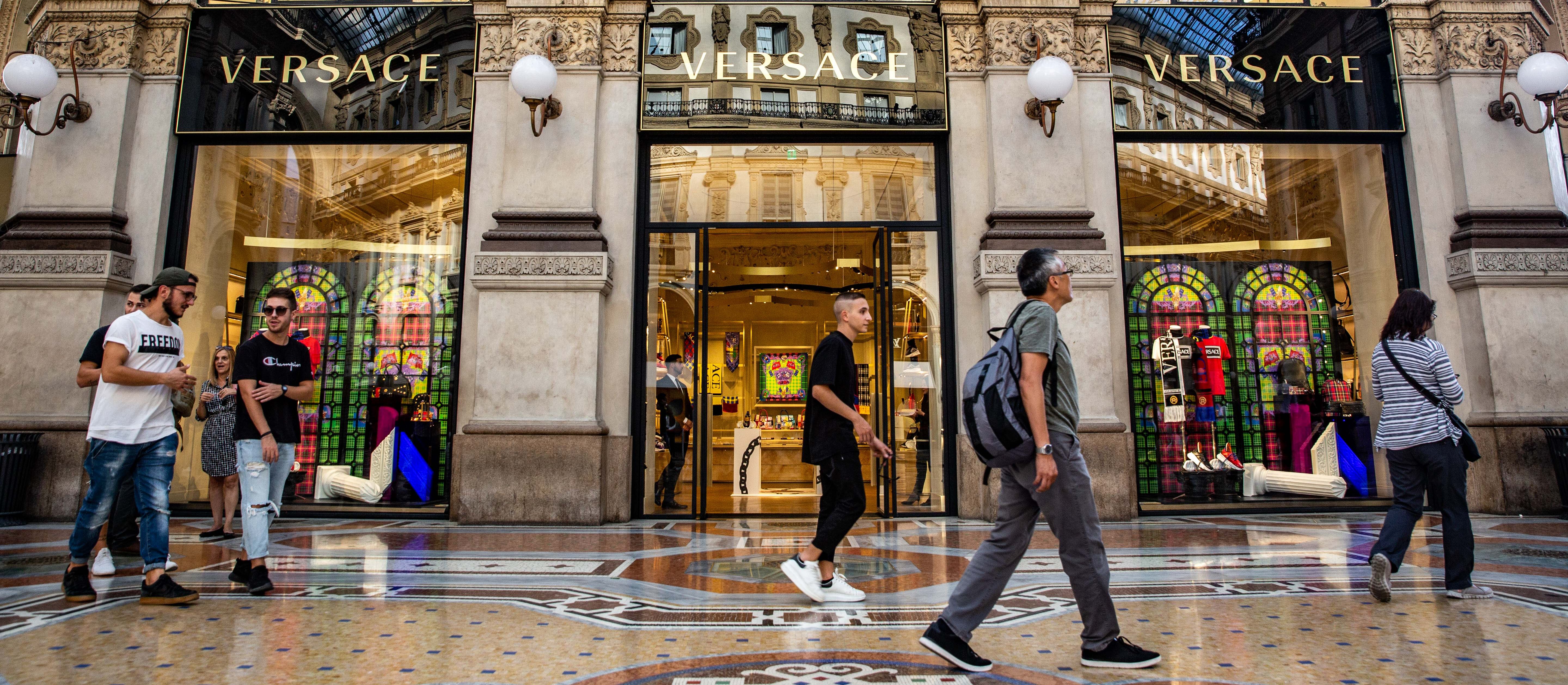 Stało się – Prada ogłosiła, iż przejęła rodzimego rywala Versace. „Transakcja dekady”