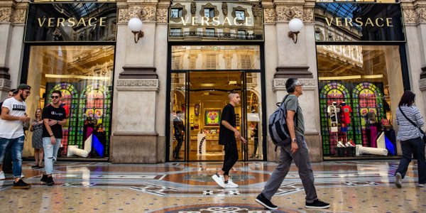 Stało się – Prada ogłosiła, iż przejęła rodzimego rywala Versace. „Transakcja dekady”