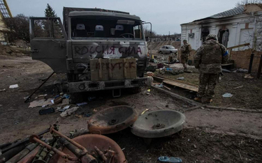 Ukraińscy żołnierze przy zniszczonym rosyjskim sprzęcie