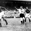 To był mecz: Wilimowski (z uniesionymi dłońmi) już w niemieckich barwach, po sportowym zwycięstwie n