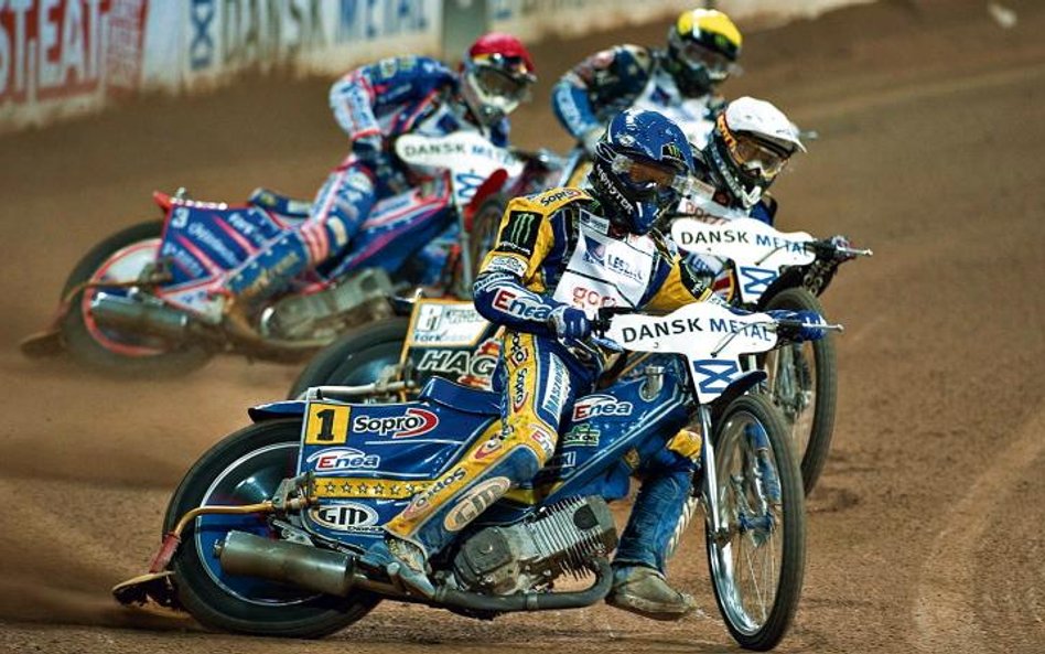 Tomasz Gollob (niebieski kask) znakomicie pojechał w finale. Greg Hancock (kask żółty) skończył na c