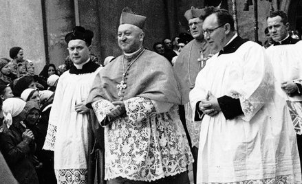 Raport, o którym pisze "The Jerusalem Post", zarzuca kardynałowi Augustowi Hlondowi (w środku) głosz