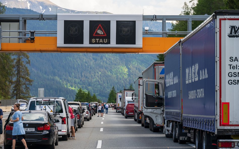 W Austrii wprowadzono zakaz zjazdu z autostrady i jazdy po lokalnych drogach w razie wystąpienia kor