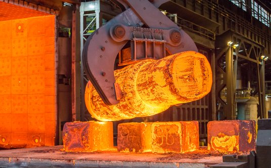 Kuźnia Framatome w Le Creusot, wygrzewanie odlewu przed kuciem płaszcza zbiornika reaktora lub wytwo