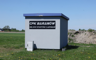 Napis CPK Baranów na lądowisku wiatrakowców w Baranowie. Na terenie gminy Baranów ma powstać Central
