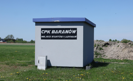 Napis CPK Baranów na lądowisku wiatrakowców w Baranowie. Na terenie gminy Baranów ma powstać Central