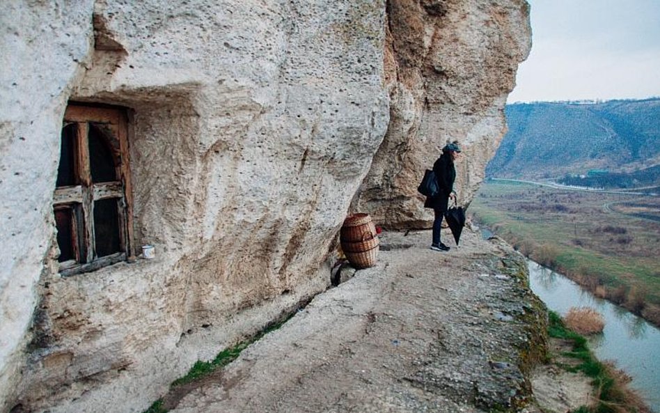 W skalnych grotach mieszkają do dzisiaj mnisi