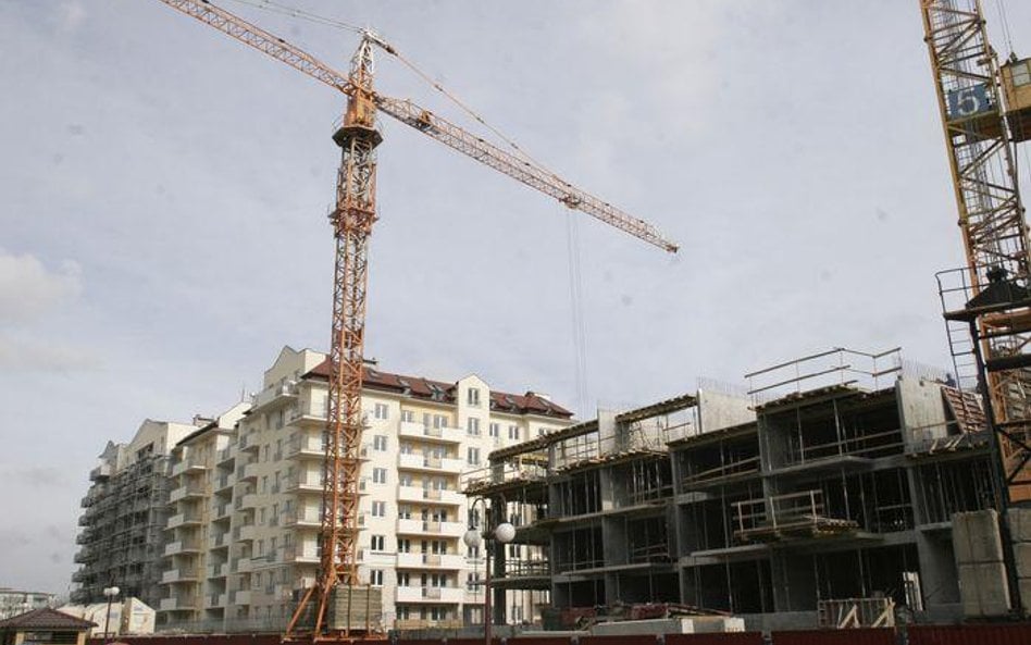 Spadki są coraz wyraźniejsze. Patrząc na sam październik, liczba pozwoleń wydanych deweloperom zmnie