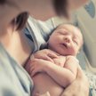 W przypadku noworodków i niemowląt zarażenie wirusem opryszczki może wymagać hospitalizacji i podani