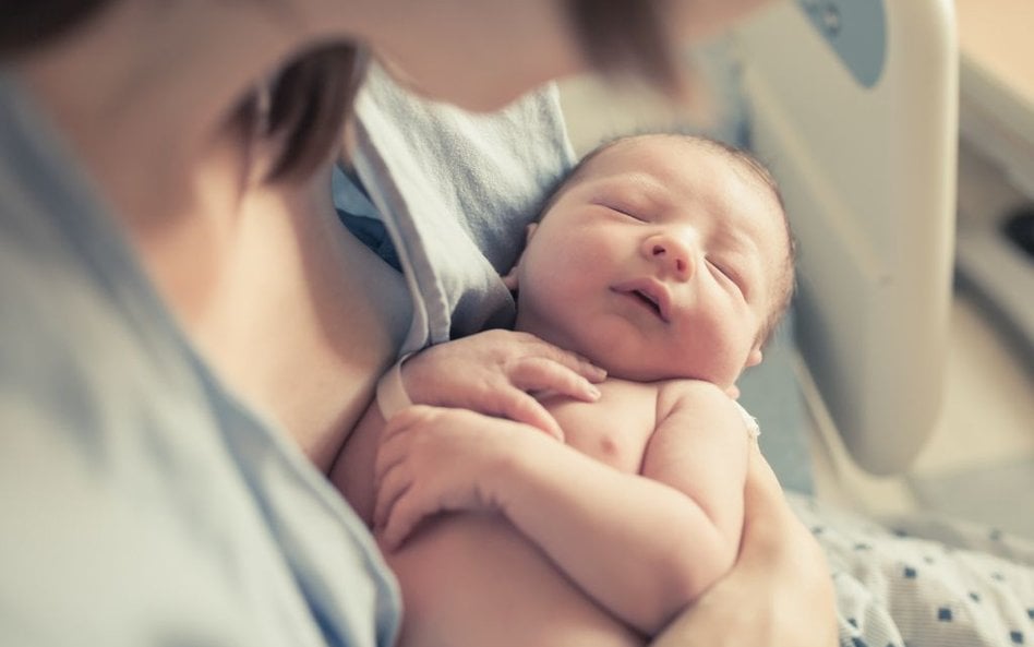 W przypadku noworodków i niemowląt zarażenie wirusem opryszczki może wymagać hospitalizacji i podani