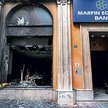 Zniszczony przez demonstrantów bank w Atenach