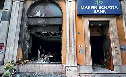 Zniszczony przez demonstrantów bank w Atenach