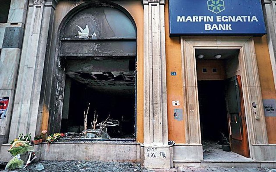 Zniszczony przez demonstrantów bank w Atenach