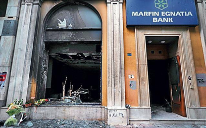 Zniszczony przez demonstrantów bank w Atenach