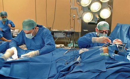W Szpitalu Klinicznym im. Heliodora Święcickiego wykonuje się unikalne operacje np. wszczepienia imp