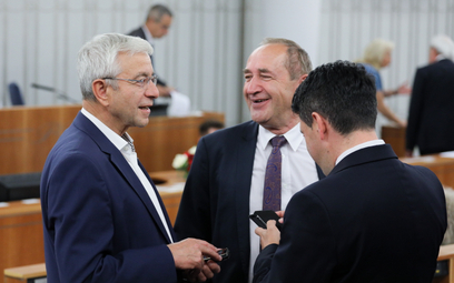 Senatorzy PiS Jerzy Chróścikowski (po lewej) i Jacek Bogucki (w środku) na sali obrad Senatu w Warsz