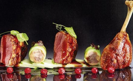 Kaczka po polsku z jabłkiem, żurawiną i majerankiem. Roladki z foie gras w liściach białej kapusty k