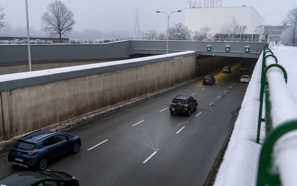 System automatycznie uruchamia spryskiwanie jezdni środkiem odladzającym