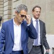Izraelski biznesmen i diamentowy magnat Beny Steinmetz (z lewej) opuszcza sąd w Genewie razem ze swo