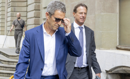 Izraelski biznesmen i diamentowy magnat Beny Steinmetz (z lewej) opuszcza sąd w Genewie razem ze swo