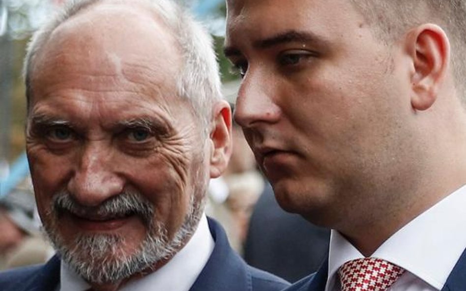 Antoni Macierewicz stoi murem za swoim rzecznikiem.