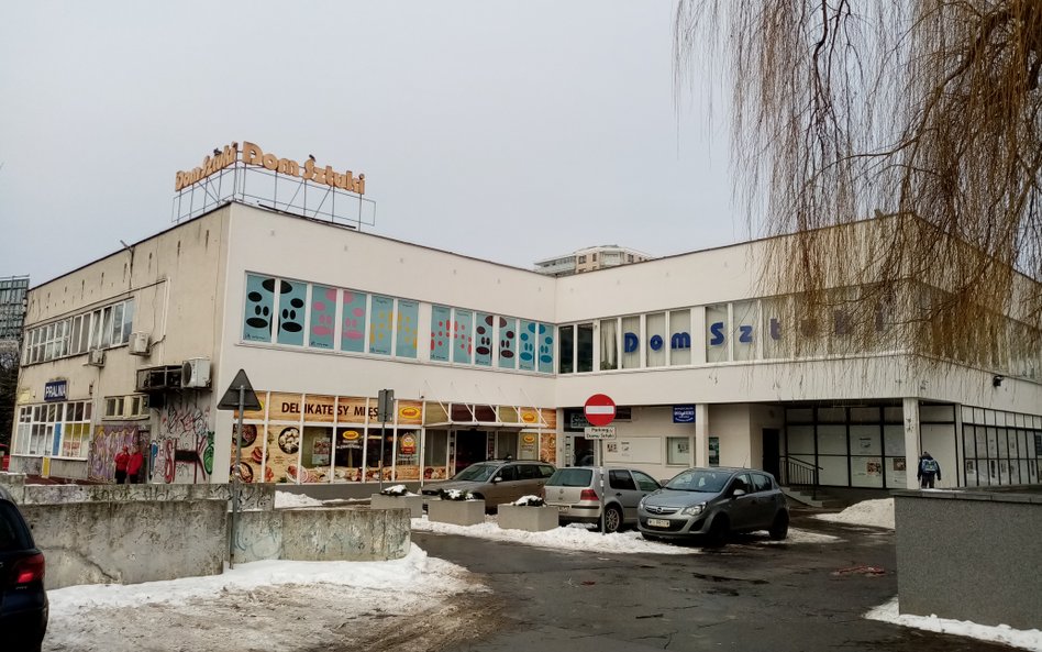 Seanse odbywają się w zmodernizowanej przestrzeni wyposażonej w system dźwiękowy Dolby Digital 5.1.