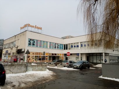 Seanse odbywają się w zmodernizowanej przestrzeni wyposażonej w system dźwiękowy Dolby Digital 5.1.