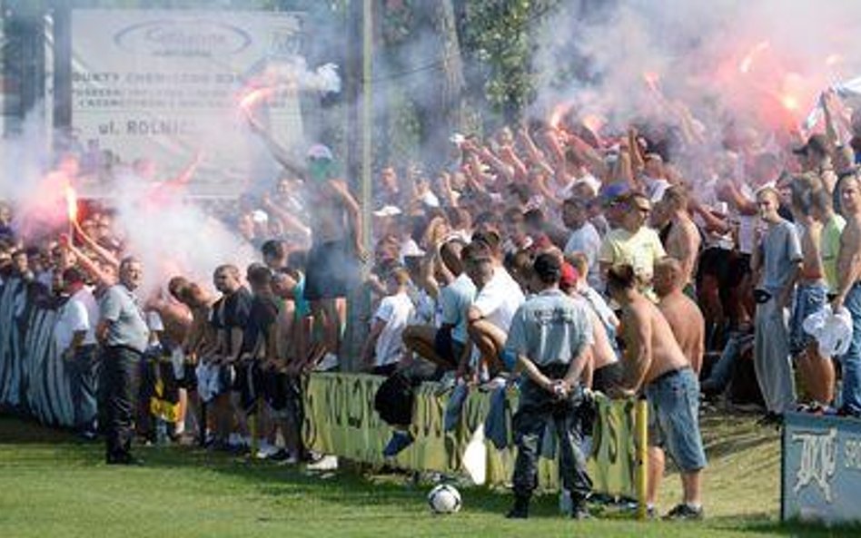 Mecz Polonii przerwany. Kibice Legii na boisku