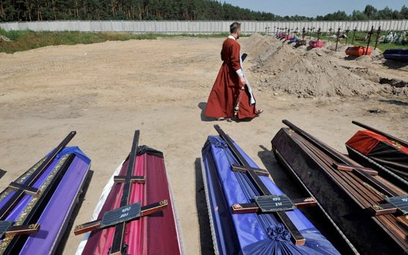 W środę w Buczy pochowano kilkadziesiąt zakatowanych przez Rosjan mieszkańców, których nie udało się