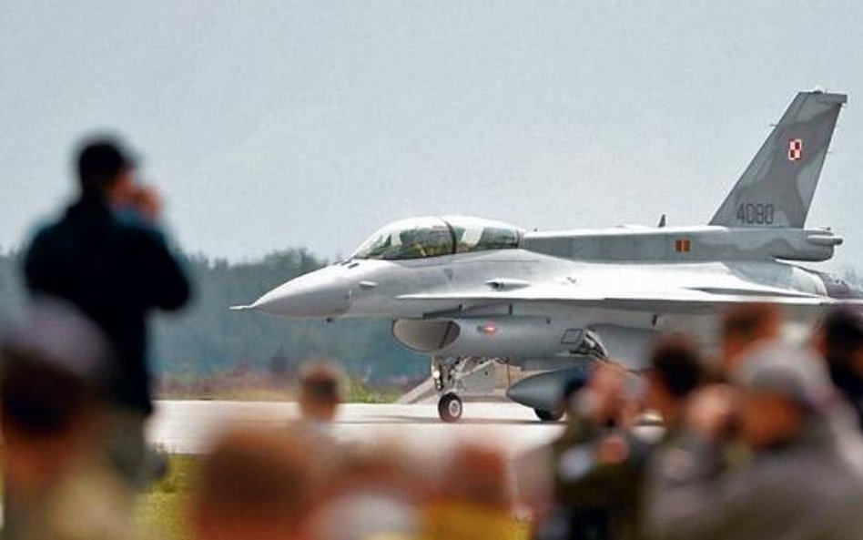 Wszyscy cywilni pracownicy bazy lotniczej w Krzesinach, w której stacjonują F-16, chcą wziąć wolne t