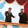 Prezydent Moon Jae-in (z lewej) i lider komunistów Kim Dzong Un w czasie podpisywania porozumienia w