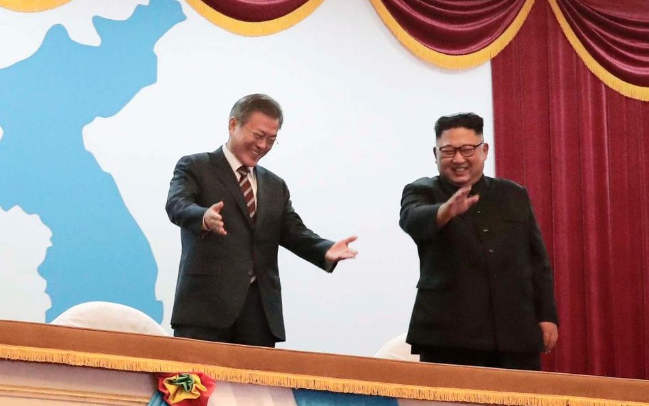 Prezydent Moon Jae-in (z lewej) i lider komunistów Kim Dzong Un w czasie podpisywania porozumienia w