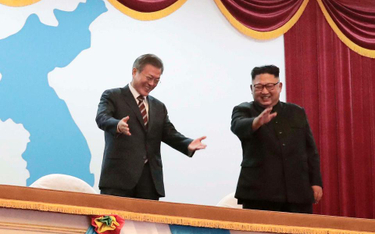 Prezydent Moon Jae-in (z lewej) i lider komunistów Kim Dzong Un w czasie podpisywania porozumienia w