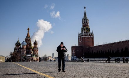 Łapanie zasięgu na placu Czerwonym w Moskwie, w dniu rozpoczęcia blokady Twittera