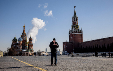 Łapanie zasięgu na placu Czerwonym w Moskwie, w dniu rozpoczęcia blokady Twittera